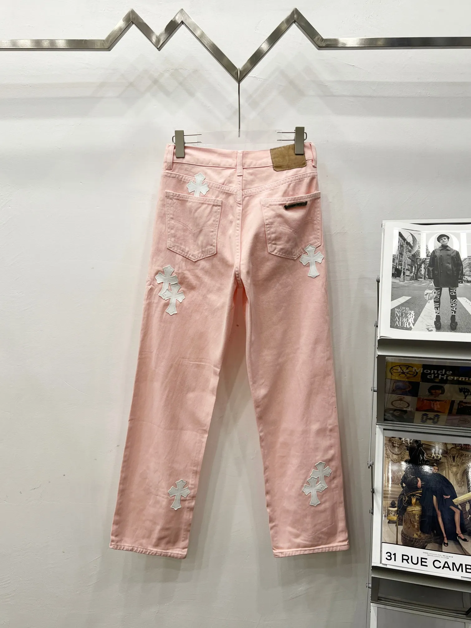 P280 Style number: (r005) Chrome hearts CH co-branded Drak Miami light pink jeans exude uninhibited personality and unique charm. Every wear and tear is carefully designed to present a unique artistic feel. Made of imported denim fabric, which has undergone heavy industrial washing and destruction treatment, the trousers show a super cool effect on the upper body, allowing you to dominate the fashion stage.  This is more than just a pair of jeans, it is an expression of attitude. With its unique design concept and ultimate pursuit of details, Croxin breaks traditional boundaries and defines the jeans trend in the new era. The trousers are made of double-layer woven fabric with customized hardware. Italian-made special cowhide is printed and cut. Custom-made sheepskin three-layer thick-line leather. The whole body is spliced ​​in heavy water washing. Craftsmen hand-splash ink. You can see the details. Three-dimensional cutting version. Loose and comfortable, not flattering. Makes taller and slimmer. Factory Seiko. Original quality control. Same style for men and women. Can be matched with couples. Versatile recommendation. Must-have jeans for all seasons. Color: light pink. Size: 28-30-32-34.